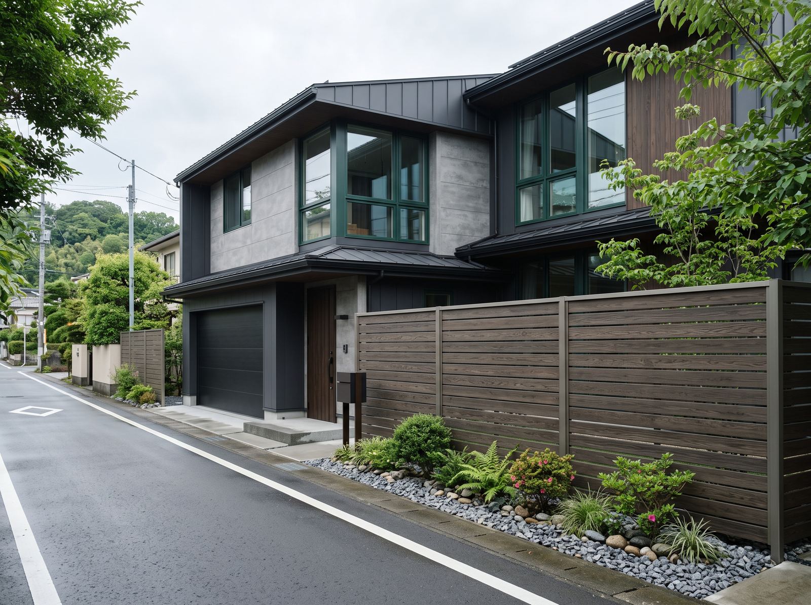 目隠しフェンスと植栽で視線を切った庭